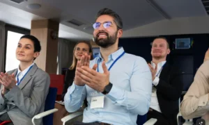 Más allá del protocolo: cómo transformar los encuentros de empresa en palancas de cohesión