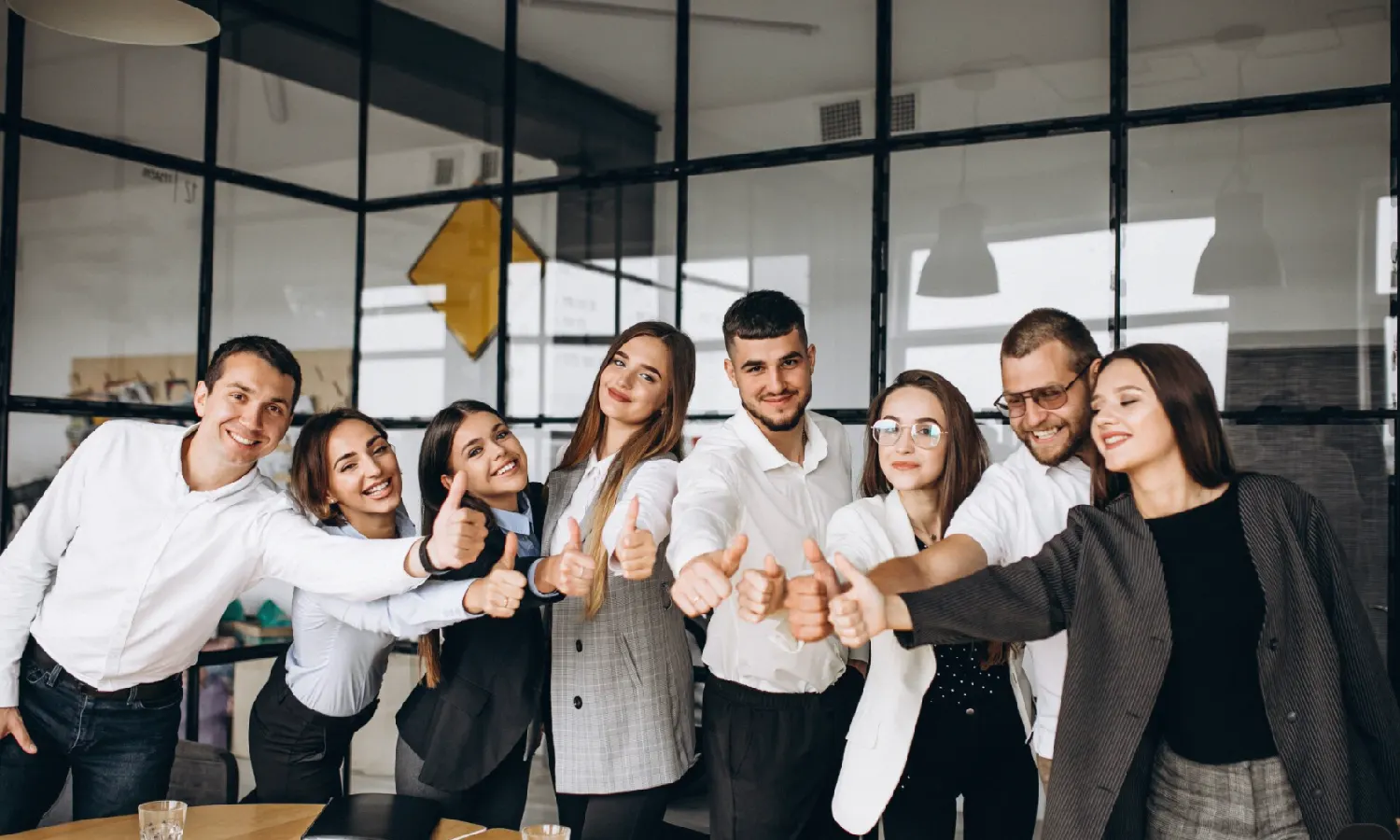 Equipo de empleados en reunión de bienestar en la oficina